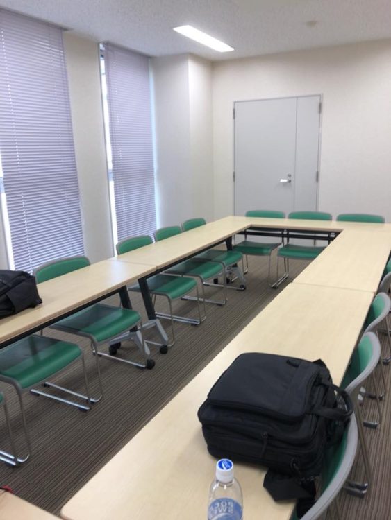 会議室でマンツーマンレッスンです。